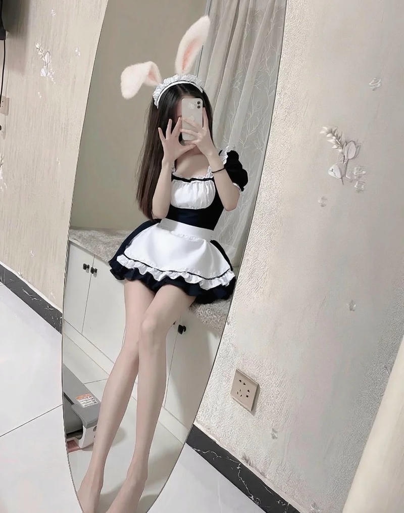 Concept chụp cosplay maid girl trong phòng