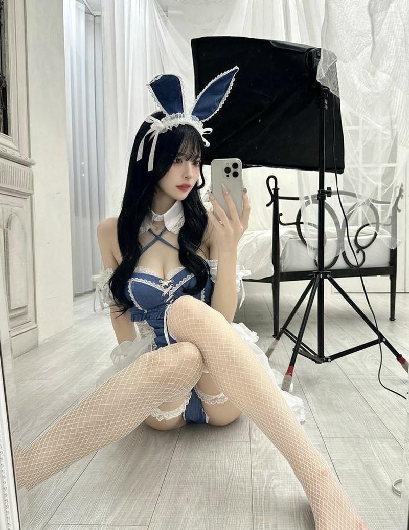 Ảnh gái xinh mặc đồ hầu gái pose dáng trước gương