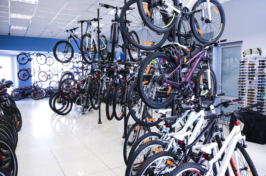 Khi lái xe đạp địa hình nữ cần chuẩn bị các phụ kiện cần thiết như nón bảo hiểm, chắn bùn, bình nước,..
