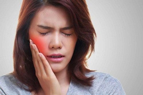 Tình trạng cháy nắng nghiêm trọng có thể khiến da mặt bị sưng phù và phồng rộp