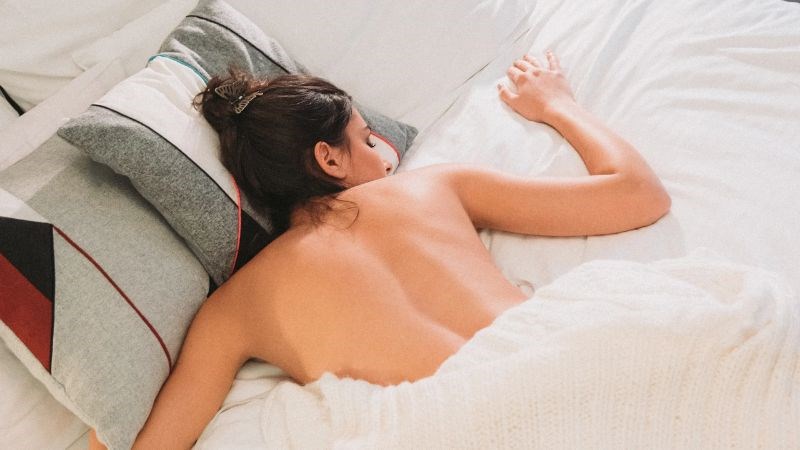 Ngủ nude: 10 tác dụng sức khỏe khi ngủ khỏa thân