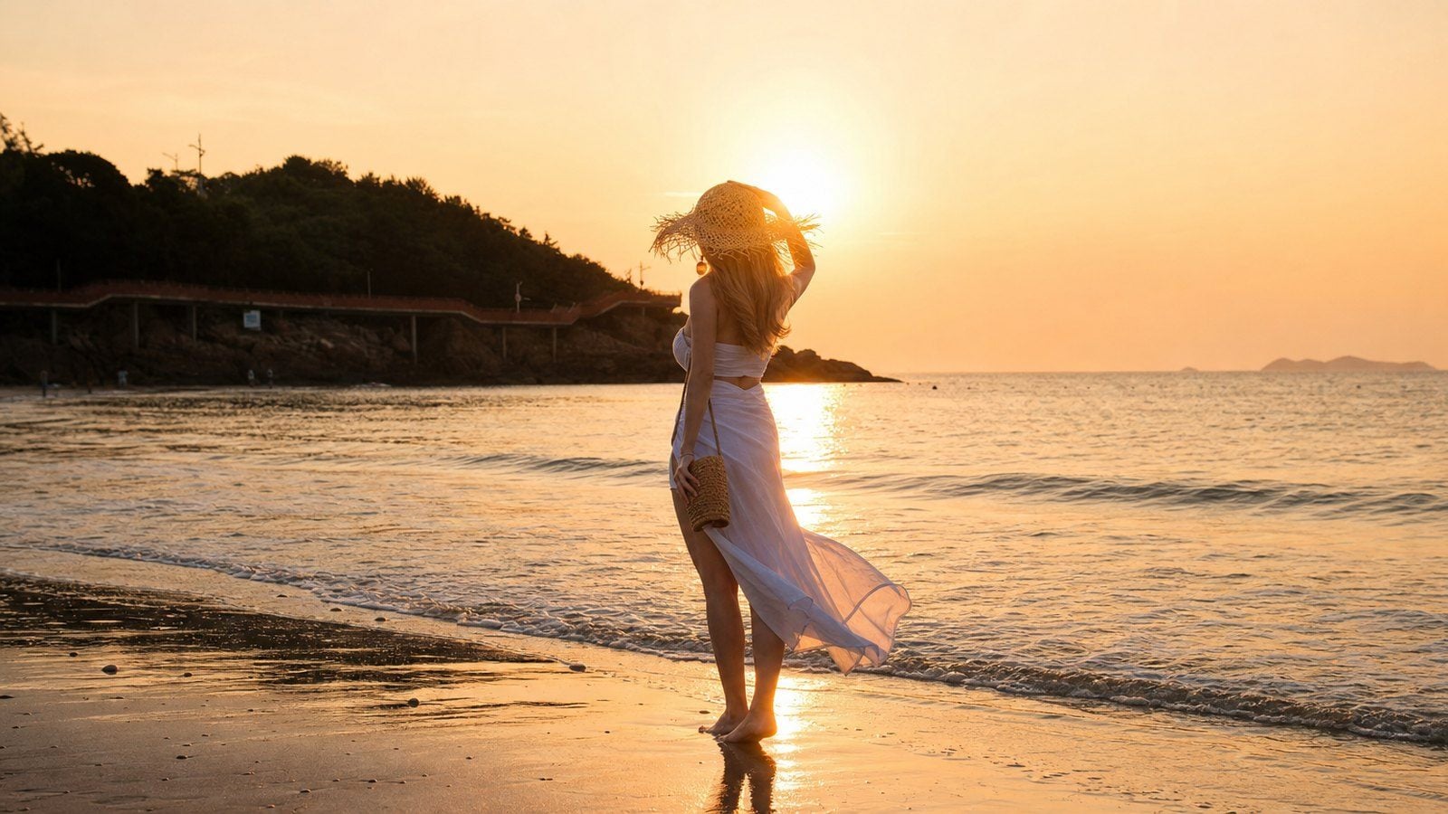 Chụp silhouette lúc nắng xiên hoặc hoàng hôn để nhấn dáng người