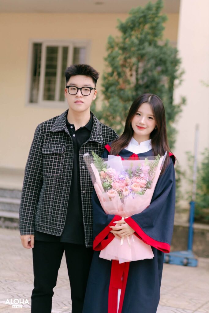 Tạo dáng chụp ảnh kỷ yếu với người yêu cùng nhau tinh nghịch