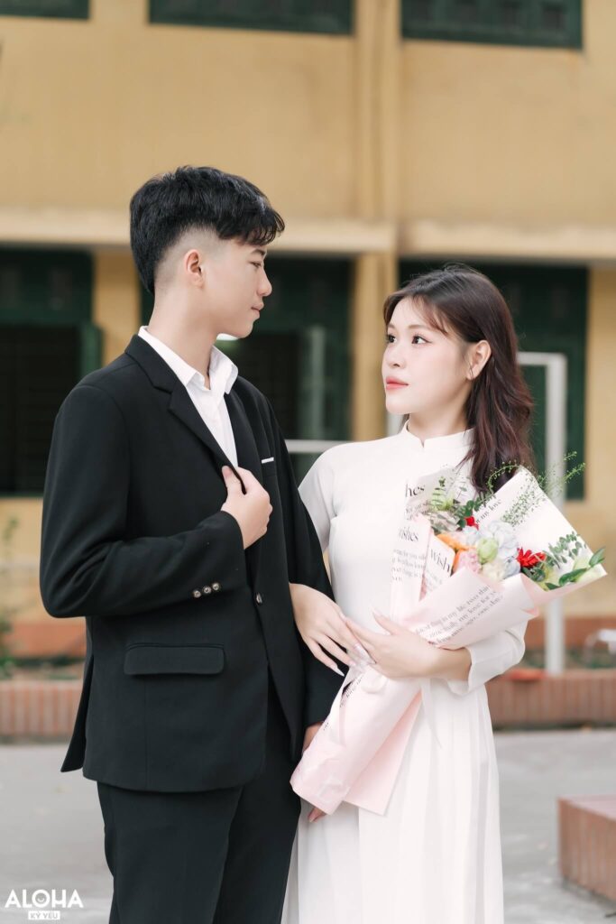 Tạo dáng chụp kỷ yếu với người yêu tận dụng từng góc sân trường