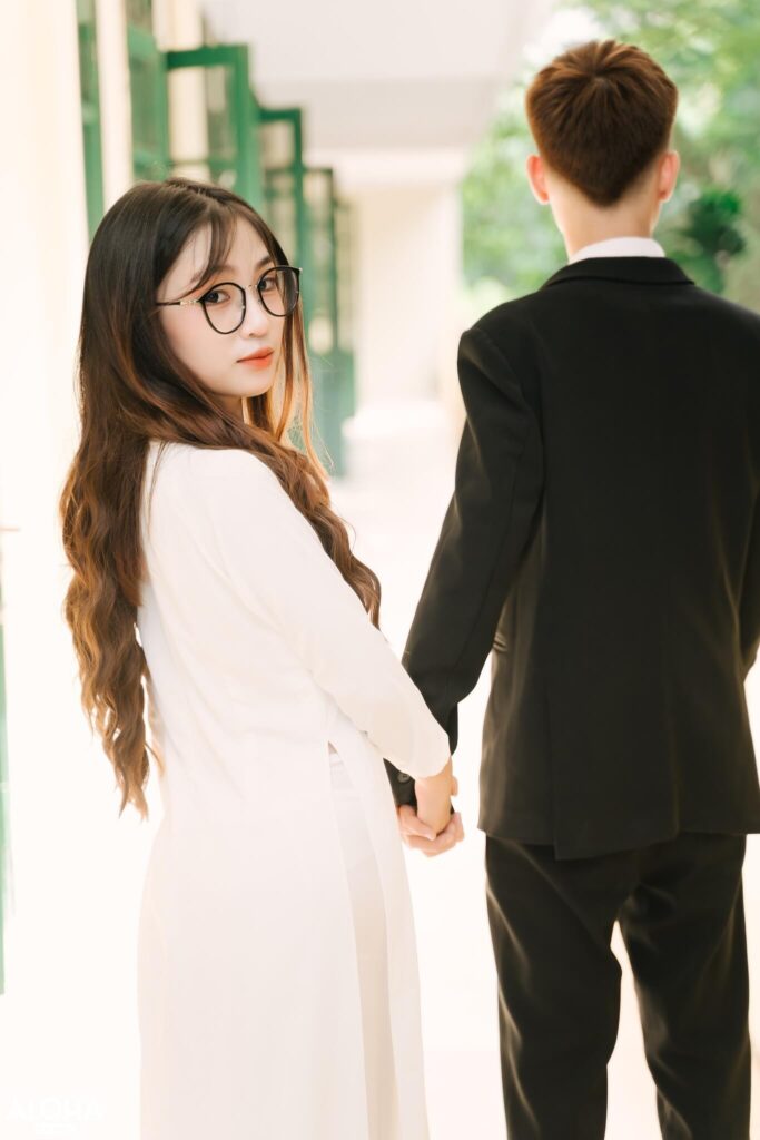 Dáng chụp kỷ yếu với người yêu nắm tay cùng nhau băng qua đại dương