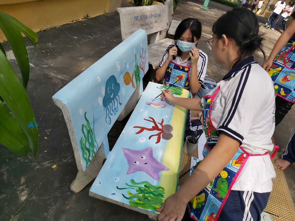 Ấn tượng: Học sinh trang trí ghế đá bằng công thức toán học